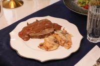 un piatto bianco con un pezzo di cibo su un tavolo di Aşiyan Yalısı a İznik