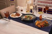 un tavolo con due piatti di cibo e bevande sopra di Aşiyan Yalısı a İznik