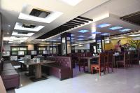 ein Speisesaal mit Tischen und Stühlen in einem Restaurant in der Unterkunft MOMENTS RESORT in Ranchi