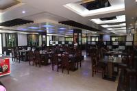 ein Speisesaal mit Tischen und Stühlen in einem Restaurant in der Unterkunft MOMENTS RESORT in Ranchi