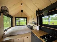 Kuchnia lub aneks kuchenny w obiekcie L'Envolée Ecolodge, tiny house au coeur des vignes