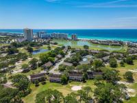 eine Luftaufnahme eines Resorts mit dem Meer in der Unterkunft Beachy Keen in Destin