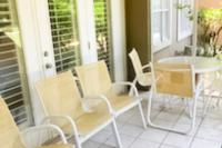 Zimmer mit einem Tisch und Stühlen auf einer Veranda in der Unterkunft Tivoli Terrace 5435 in Destin