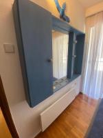 Televízia a/alebo spoločenská miestnosť v ubytovaní Irini Seaside Apartment