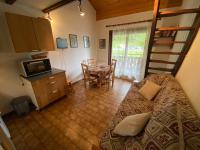 Kuchyňa alebo kuchynka v ubytovaní Studio avec mezzanine, balcon et parking à Châtel, proche des remontées mécaniques - FR-1-693-17