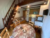Kuchyňa alebo kuchynka v ubytovaní Studio avec mezzanine, balcon et parking à Châtel, proche des remontées mécaniques - FR-1-693-17