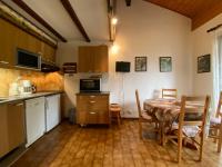 Kuchyňa alebo kuchynka v ubytovaní Studio avec mezzanine, balcon et parking à Châtel, proche des remontées mécaniques - FR-1-693-17