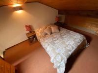 Posteľ alebo postele v izbe v ubytovaní Studio avec mezzanine, balcon et parking à Châtel, proche des remontées mécaniques - FR-1-693-17