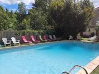 une grande piscine avec des chaises dans l&#39;établissement Hôtel La Gravenne, à Thueyts