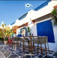 Un patio con sillas y mesas y un edificio. en Ios Hotel & Village Extension, en El Alamein