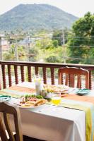 Una mesa con un plato de comida y vasos de jugo de naranja. en samui wooden hill resort, en Lamai