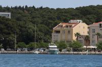 un barco en el agua frente a un edificio en Makarska City Bay Studios, en Makarska