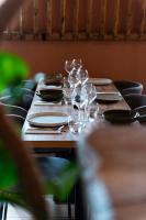 - une longue table en bois avec des verres à vin dans l'établissement Le Charmagit, à La Roche-sur-Foron