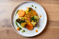 une assiette de denrées alimentaires contenant des œufs et des légumes sur une table dans l'établissement Le Charmagit, à La Roche-sur-Foron