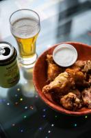 Un tazón de pollo y un vaso de cerveza en Clear River Inn and Tavern, en Pittsfield