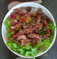 Jídlo v hostelu nebo okolí