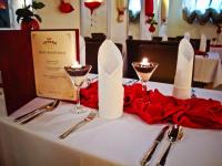 Reštaurácia alebo iné gastronomické zariadenie v ubytovaní Hotel Korona