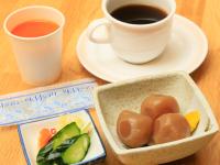 上山市にあるステイインホテル材木栄屋のコーヒーと食べ物を入れたテーブル