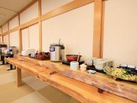 上山市にあるステイインホテル材木栄屋の食べ物が置かれた長い木製のカウンター