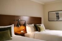 ein Hotelzimmer mit zwei Betten und einer Lampe in der Unterkunft FOUND Hotel, Santa Monica in Los Angeles