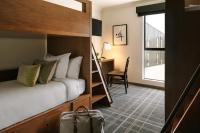 Ein Bett oder Betten in einem Zimmer der Unterkunft FOUND Hotel, Santa Monica