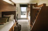Ein Bett oder Betten in einem Zimmer der Unterkunft FOUND Hotel, Santa Monica