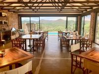 Nespecifikovaný výhled na hory nebo výhled na hory při pohledu z chaty