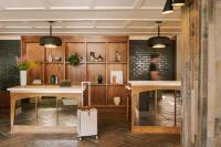 ein Büro mit zwei Schreibtischen und einem Koffer in der Unterkunft FOUND Hotel, Santa Monica in Los Angeles