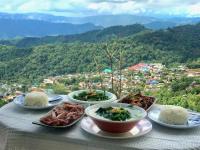a table with plates of food on top of a mountain at Doichang view in Ban Huai Khai