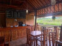 Un bar con una mesa y sillas en un restaurante. en Gempinis Coffee Shop and Villa, en Blimbing
