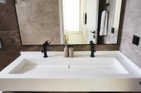 Koupelna v ubytování Ashta Suites - Cozy Suite
