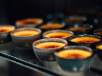 カールスルーエにあるMEET EAT SLEEP das Konferenzzentrum in Karlsruheのオレンジ色の食べ物が入った小さなカップの束