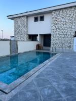 Bazén v ubytování Karaburun Mordoğanda Havuzlu & Bahçeli Lüx Villa nebo v jeho okolí