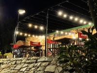 un edificio con luces por la noche en Hotel Valle Grande, en San Rafael