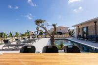 Bazén v ubytování Phaedrus Living Olive Grove Luxury Villa nebo v jeho okolí