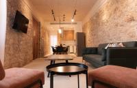 TV a/nebo společenská místnost v ubytování Phaedrus Living Olive Grove Luxury Villa
