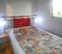 Cama o camas de una habitación en Chalet de 2 chambres avec jardin clos et wifi a Poussan