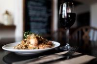 帕勒科姆狐狸与鹅酒店的桌上的一小盘食物和一杯葡萄酒