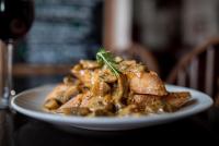 帕勒科姆狐狸与鹅酒店的桌上的一小块食物,加上一杯葡萄酒