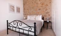 Postel nebo postele na pokoji v ubytování Phaedrus Living Olive Grove Luxury Villa