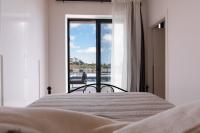 Postel nebo postele na pokoji v ubytování Phaedrus Living Olive Grove Luxury Villa