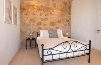 Postel nebo postele na pokoji v ubytování Phaedrus Living Olive Grove Luxury Villa