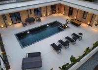 Bazén v ubytování Phaedrus Living Olive Grove Luxury Villa nebo v jeho okolí