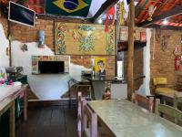 ein Esszimmer mit einem Tisch und einer Flagge an der Wand in der Unterkunft Pousada e Restaurante Casinha Velha in Macacos