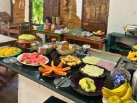 ein Tisch mit vielen verschiedenen Arten von Essen darauf in der Unterkunft Pousada e Restaurante Casinha Velha in Macacos