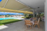 Basen w obiekcie Villa Sergio lub w pobliżu