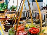 Un montón de tazones de comida en un mostrador de una cocina. en Mercure Hai Phong, en Hai Phong