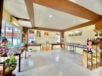 une grande salle avec un restaurant avec des poupées sur les comptoirs dans l'établissement Ananya Residence, à Chonburi