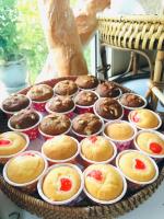 - un plateau de petits gâteaux sur une table dans l'établissement Ananya Residence, à Chonburi