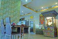 jadalnia ze stołem, krzesłami i lustrem w obiekcie Hotel Bhutan Kubera w mieście Thimphu